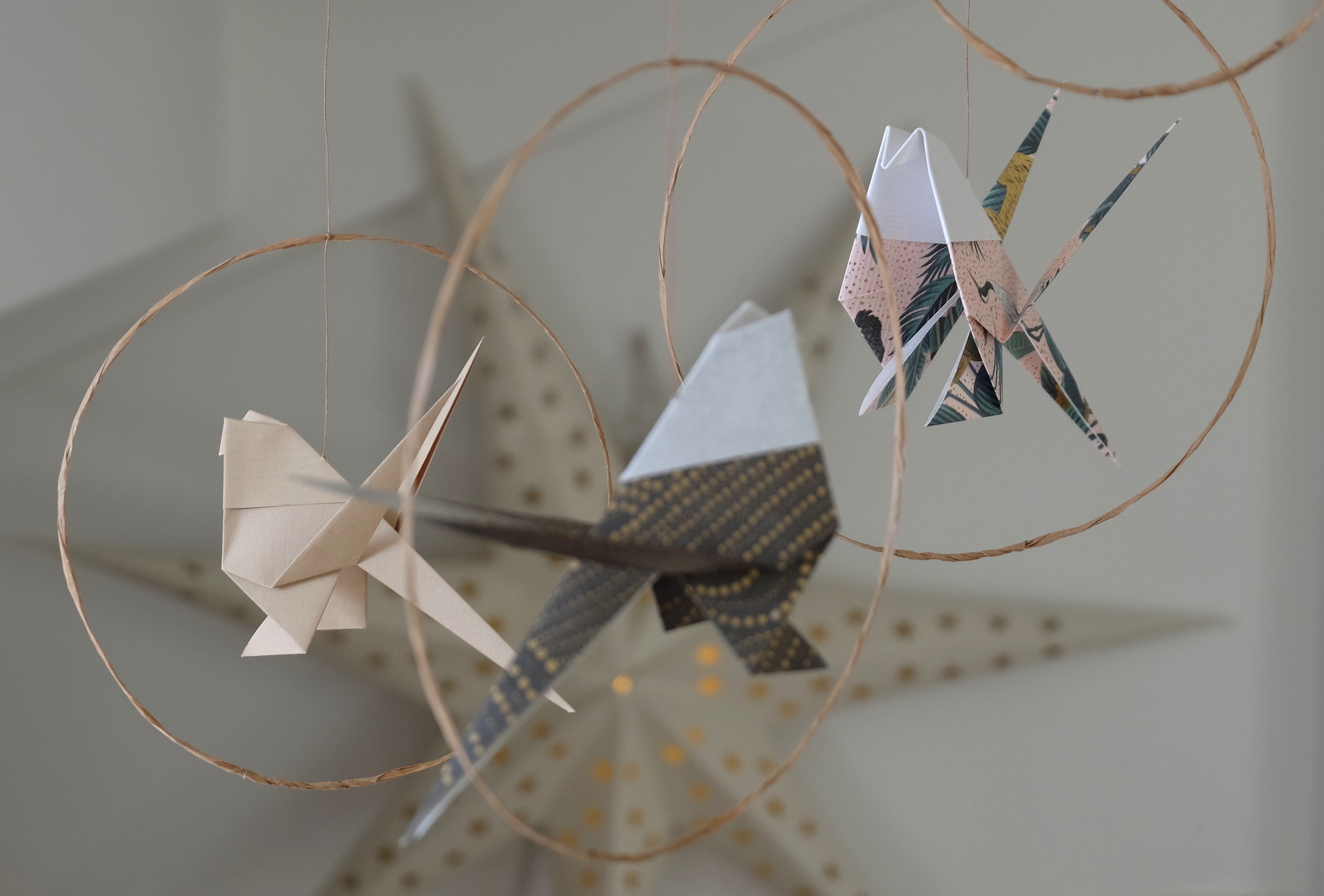 Mobile Origami Motif Jungle Fond Rose, Taupe et Tabac 9 Mésanges sur Support Rond