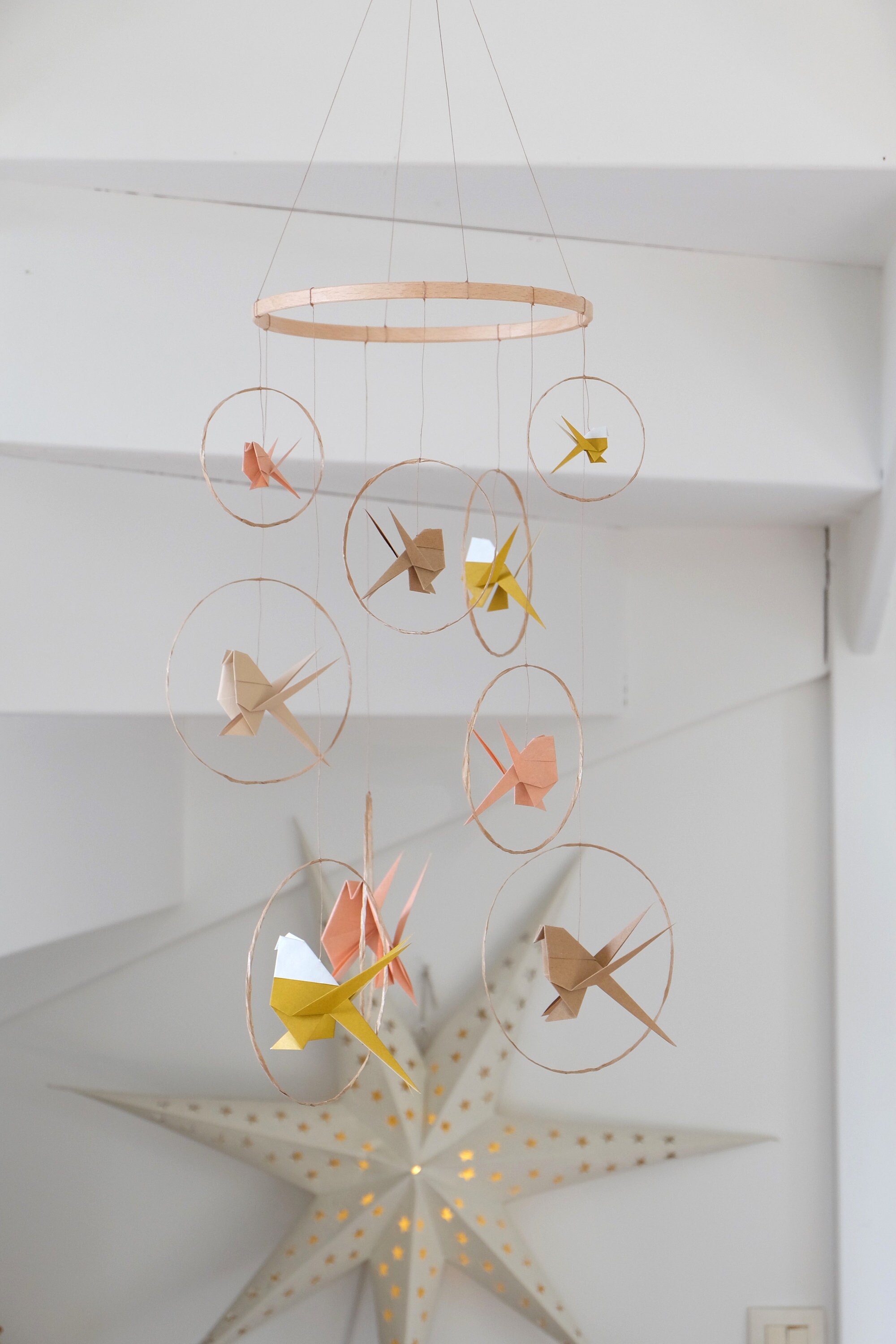 Mobile Origami Moutarde, Tabac, Kraft, Rose Pêche 9 Mésanges sur Support Rond