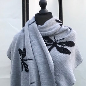 Silvergrey/Black, Dragonfly in Amber, Outlander Shawl, knitted shawl, vegan friendly