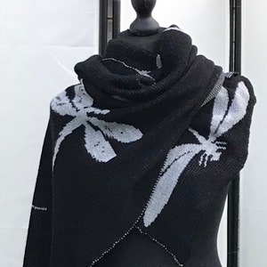 Black/Silvergrey, Dragonfly in Amber, Outlander Shawl, knitted shawl, vegan friendly