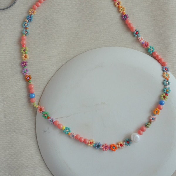 Collier de marguerites perlées colorées avec de vraies perles, tour de cou de perles de rocaille de haute qualité, cadeau de soeur de collier de soeur, bijoux Y2k faits à la main