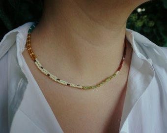 Collares de cuentas estéticos hechos a mano, gargantilla de cuentas coreana, joyería de cuentas de semillas verdes y marrones, regalo para mujeres de 30 años