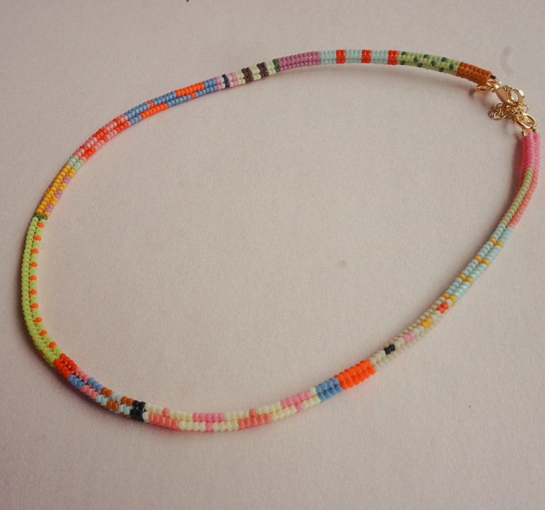 Beachy Boho Perlen Halskette Zierlicher handgefertigter Schmuck Zarte mehrfarbige Halskette für Frauen, Geschenk zum 30 Bild 2