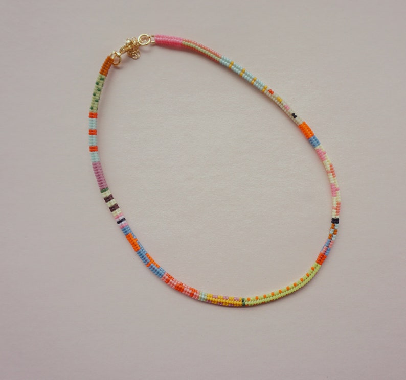 Beachy Boho Perlen Halskette Zierlicher handgefertigter Schmuck Zarte mehrfarbige Halskette für Frauen, Geschenk zum 30 Bild 1