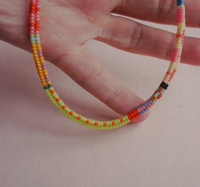 Beachy Boho Perlen Halskette Zierlicher handgefertigter Schmuck Zarte mehrfarbige Halskette für Frauen, Geschenk zum 30 Bild 4