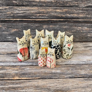 Hecho a mano en Texas, único, gres, arcilla, cerámica, esmaltado, estampado, gato, flores, pieza única, adorno, puntos, único