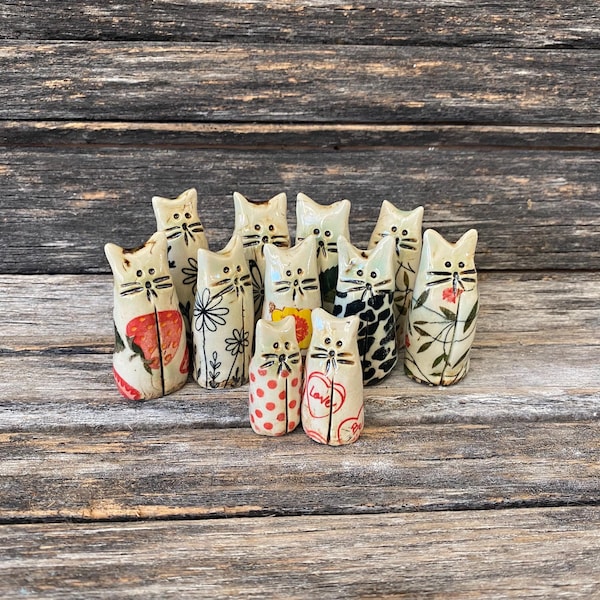 Hecho a mano en Texas, único, gres, arcilla, cerámica, esmaltado, estampado, gato, flores, pieza única, adorno, puntos, único