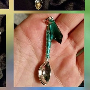 Puede incluir: Una colección de cucharas artesanales coloridas con varios encantos adjuntos. Los encantos incluyen un signo de paz, una pipa, un par de tijeras, un ancla, una libélula, un cangrejo, una nota musical, una flor y una gema verde.