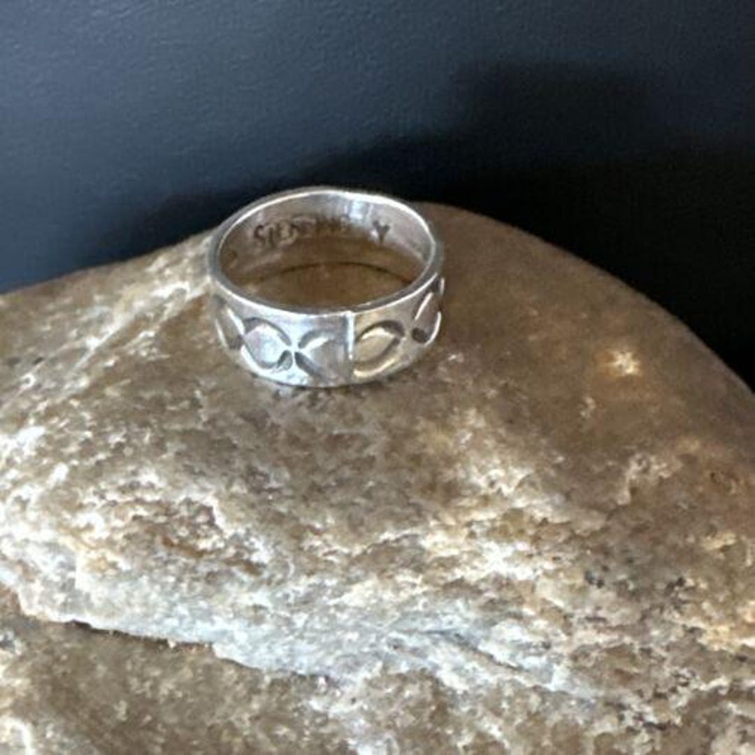 指輪・リング Numbering Navajo Symbol Ring #7450 5BSA095 Vintage Navajo Sterling Silver Stamped Design Ring Band Size