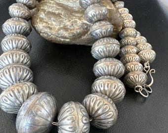 ナバホ族のハンドメイド刻印入りスターリングシルバー