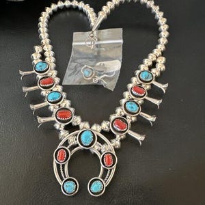 Collar de flor de calabaza con turquesa Kingman y coral navajo / Plata de ley / 43 cm / 10889