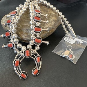 Navajo rode koraal sterlingzilveren pompoenbloesemketting | 17&quot; | Shadowbox Naja-ketting | 16117 | Edelsteenketting | Squashbloesemset