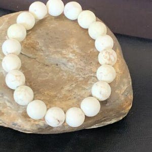 Handgefertigtes Armband aus weißen Howlith-Perlen (Native Americans) | 10 mm Durchmesser | Dehnbar | 11840