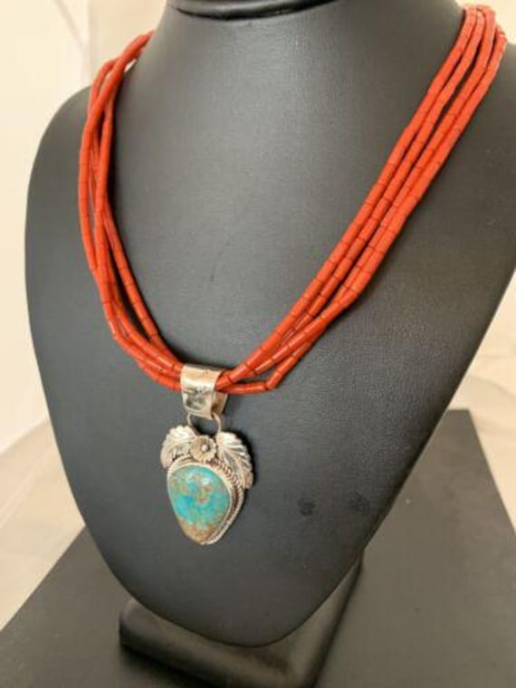 ナバホ族スターリングシルバーターコイズペンダントとコーラルビーズ