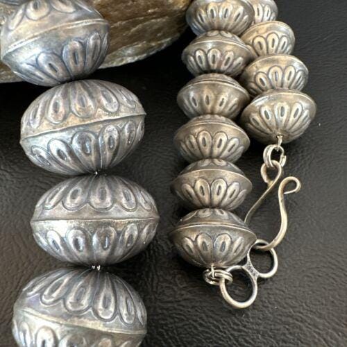 ナバホ族のハンドメイド刻印入りスターリングシルバー