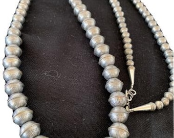 Collar de perlas navajo en plata de ley / Cuentas de banco estampadas a mano / 91 cm / Estilo suroeste / 93336