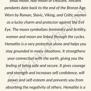Op de afbeelding: Tekst op een cr&egrave;mekleurige achtergrond die de betekenis beschrijft van "Lunula" hangers, ook bekend als Lunica of Lunitsa, wat kleine maan of halve maan betekent. De tekst vermeldt de geschiedenis, symboliek en de beschermende eigenschappen van Hematiet.