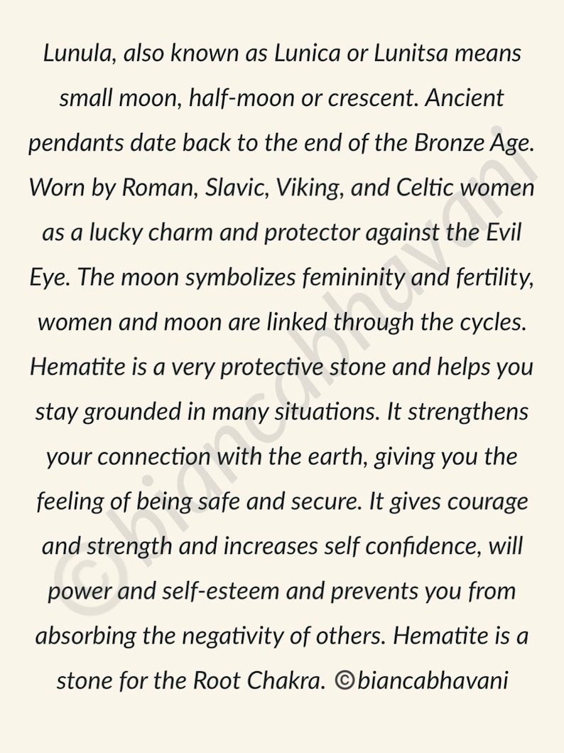 Op de afbeelding: Tekst op een cr&egrave;mekleurige achtergrond die de betekenis beschrijft van "Lunula" hangers, ook bekend als Lunica of Lunitsa, wat kleine maan of halve maan betekent. De tekst vermeldt de geschiedenis, symboliek en de beschermende eigenschappen van Hematiet.