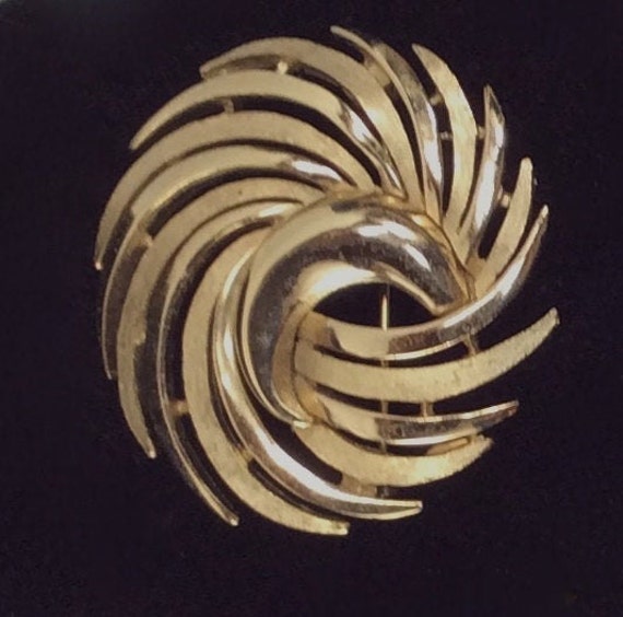 Crown TRIFARI Abstract Swirl Brooch | Crescent Mo… - image 5