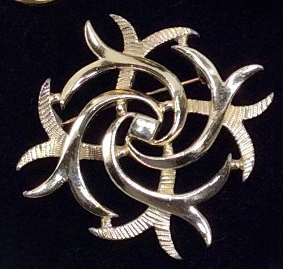 Sarah Coventry Brooch Gold Tone Swirl Brooch Mode… - image 6