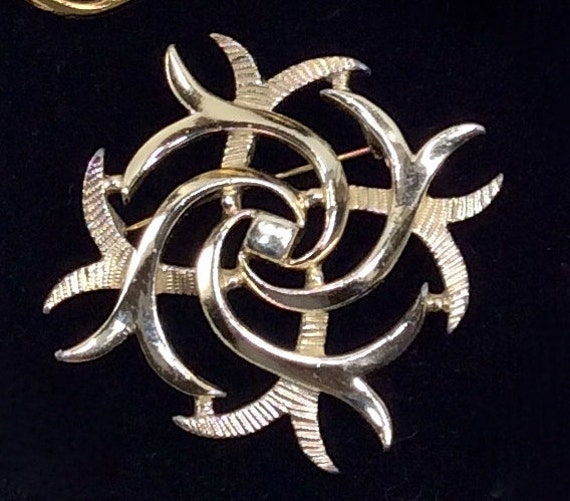 Sarah Coventry Brooch Gold Tone Swirl Brooch Mode… - image 1