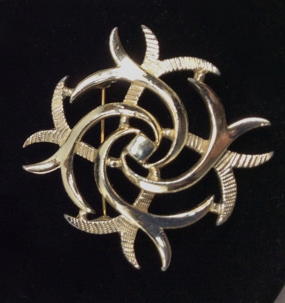 Sarah Coventry Brooch Gold Tone Swirl Brooch Mode… - image 4