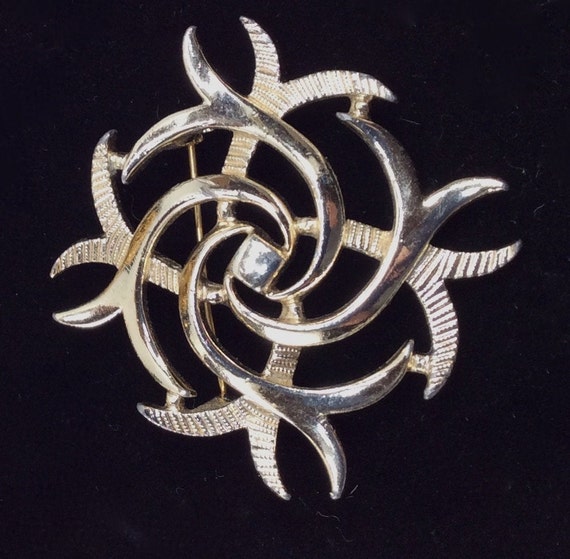 Sarah Coventry Brooch Gold Tone Swirl Brooch Mode… - image 5