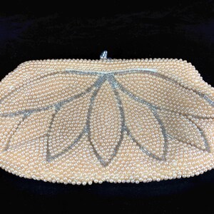 Vintage Art Deco Beaded Bag ~ Cream colored seed beads & silver bugle beads with a lotus flower or leaf design ~Clutch Purse ~ Kiss Closure