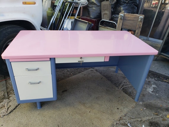 Single pedestal outlet steel desk