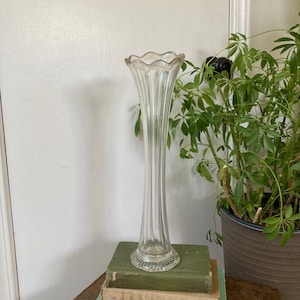 Clear glass swung vase