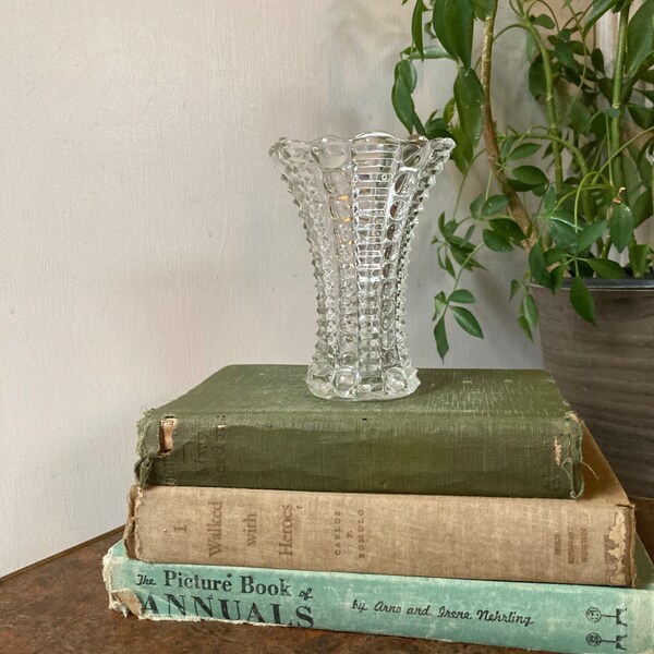 Vintage clear glass vase.       M