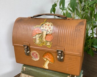 Metal mushroom lunchbox.    B