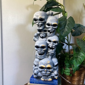 Vintage foam stacked skulls light.   C
