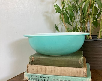 Turquoise Pyrex 2 quart bowl