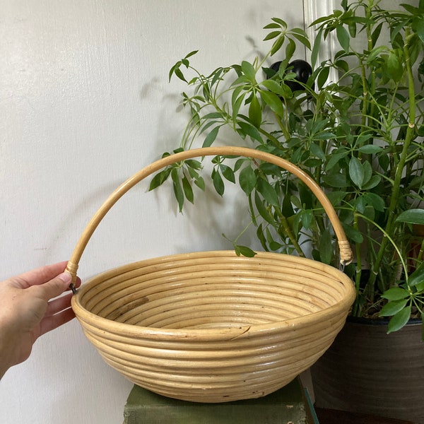 Coiled basket with handle