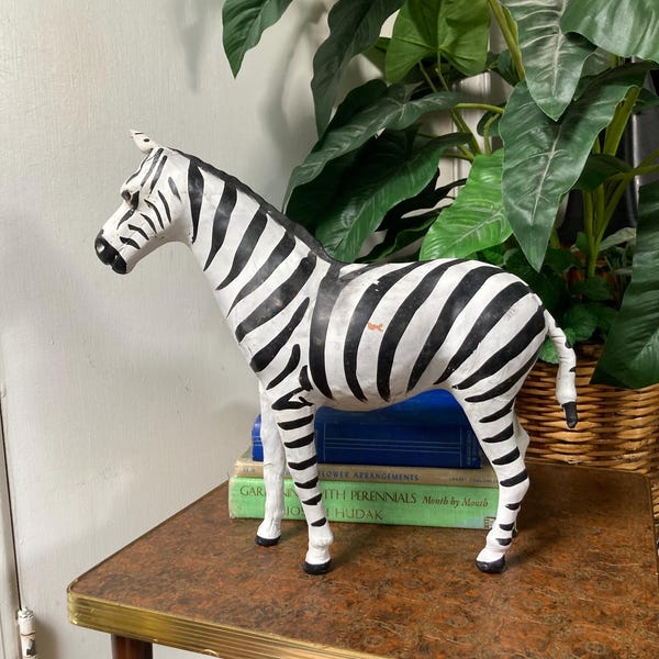 Zèbre en papier mâché avec des oreilles en cuir