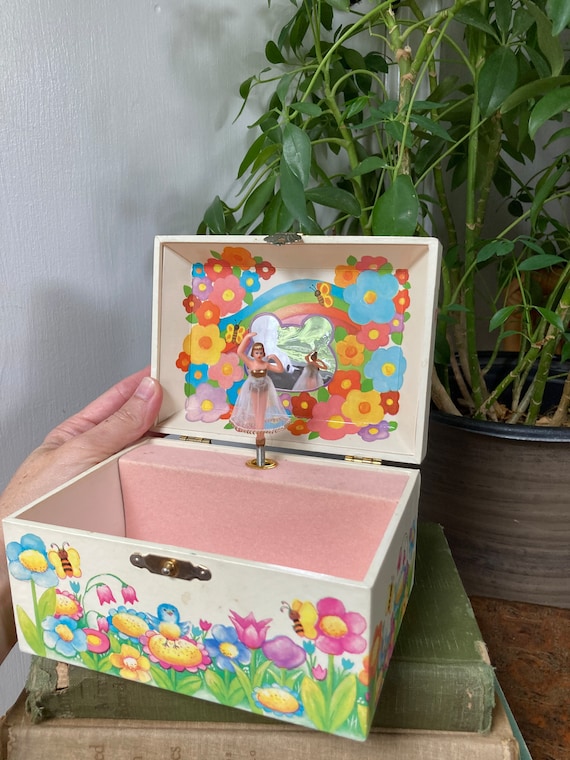 Peek inside vintage jewelry boxes, including some with spinning ballerinas  & wind-up music - Click Americana