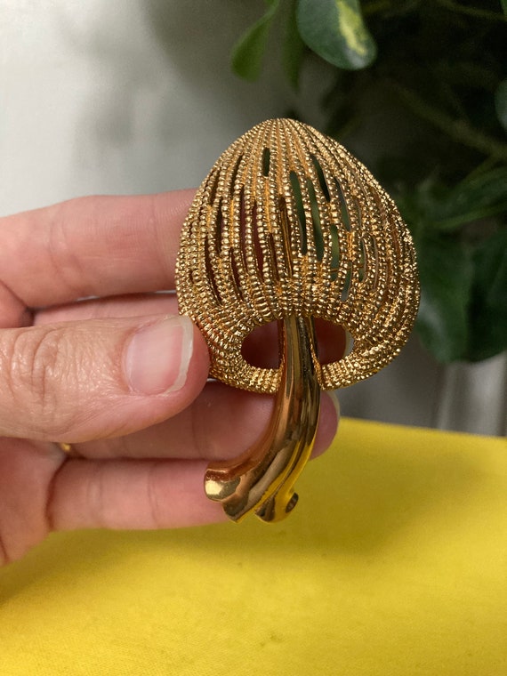 Gold tone mushroom brooch