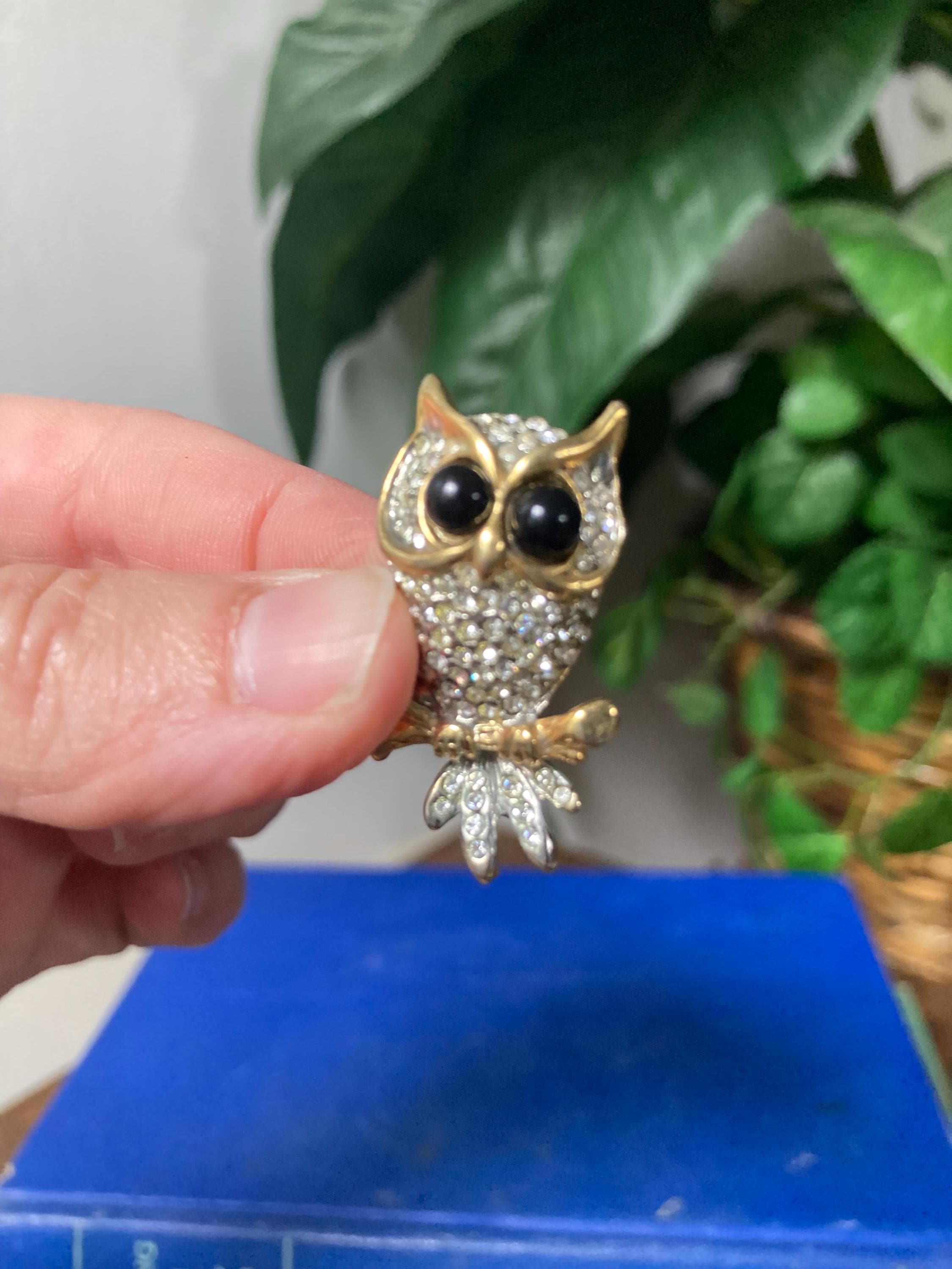 Rhinestone owl with black eyes