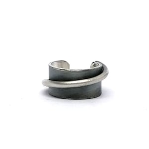 Orecchino a cerchio a conchiglia in argento ossidato senza piercing