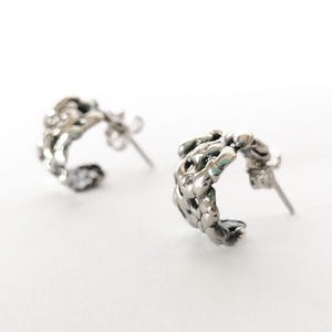 ハンドメイドのスターリングシルバー製チャンキーフープイヤリング：彫刻的な溶けた金属