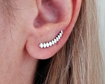 Pendientes trepadores de círculos diminutos en plata de ley: modernos pendientes trepadores de lunares para uso diario.