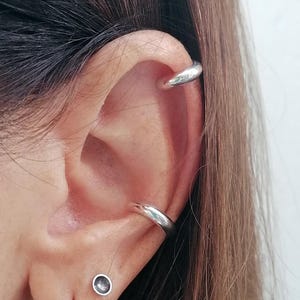 Set aus 2 Silber 925 Ohrmanschetten, No Piercing Huggie Ohrringe, Ohrwickel, Muschel und Knorpel Manschette