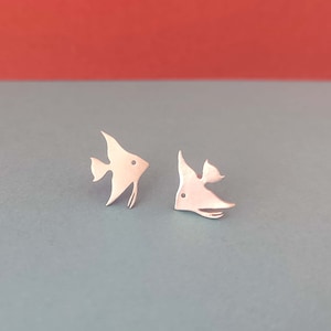 Orecchini a forma di pesce piccolo in argento sterling 925 con borchie a forma di animale