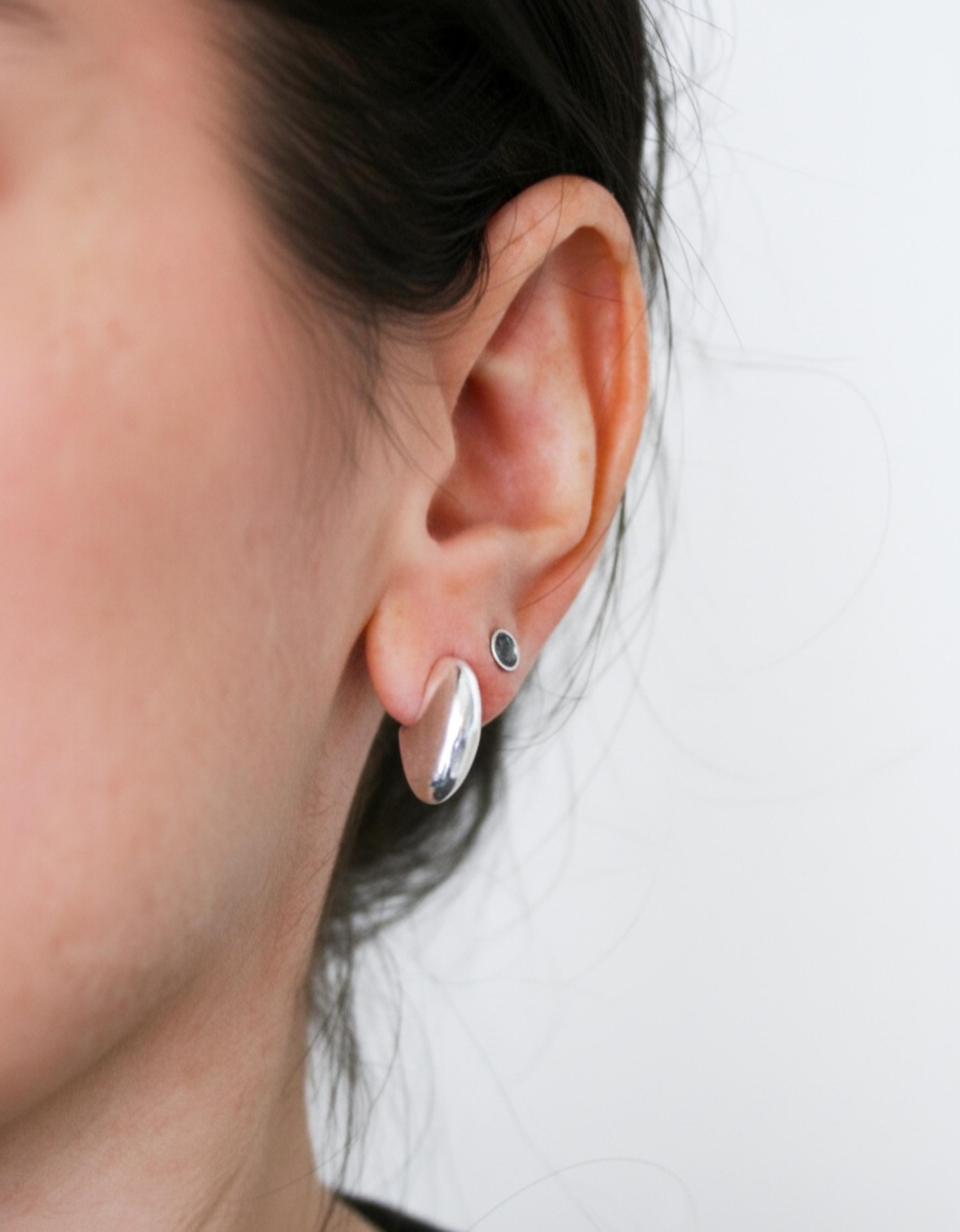 毎日使える、小ぶりで厚みのあるフープピアス - スターリングシルバー 