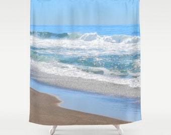Puede incluir: Cortina de ducha con una escena de playa. El diseño presenta un cielo azul claro, olas turquesas y una playa arenosa. Una adición vibrante para cualquier baño.