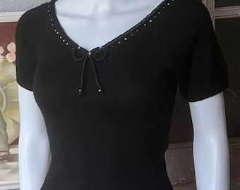 Suéter vintage de los años 50 de Meriwether, de la marca Fashioned by Meriwether, color negro, con lazo de pedrería Orlon.
