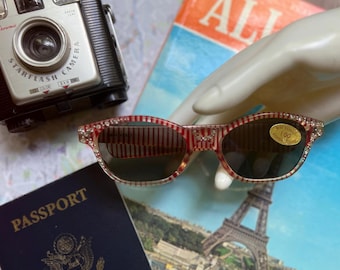 Gafas de sol vintage Mike Richards italianas de rayas rojas con pedrería, de los años 60, nuevas, sin usar.