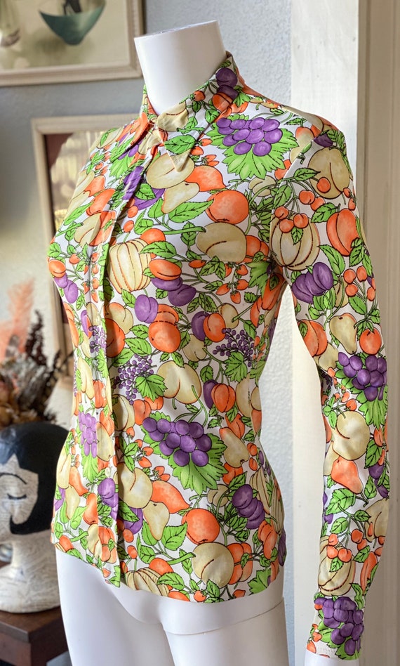 Vintage 1970s dagger collar novelty fruit print t… - image 4