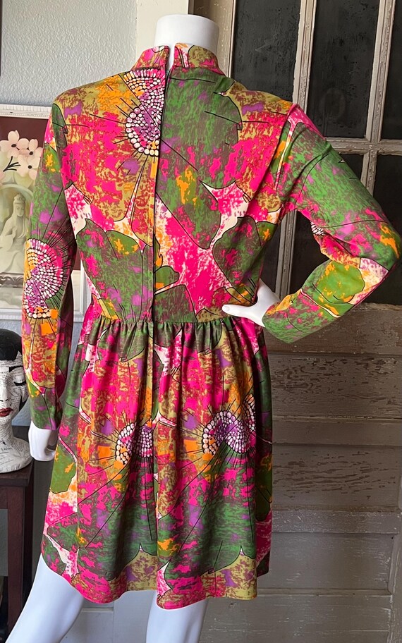 1960’s Vintage Psychedelic Floral Dress - image 8